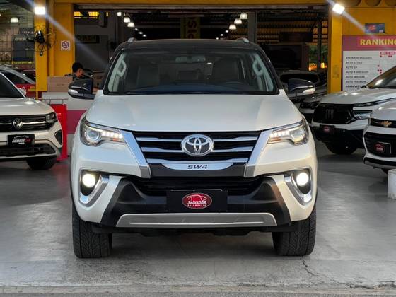 TOYOTA HILUX SW4 2.8 SRX 4X4 7 LUGARES 16V TURBO INTERCOOLER DIESEL 4P AUTOMÁTICO